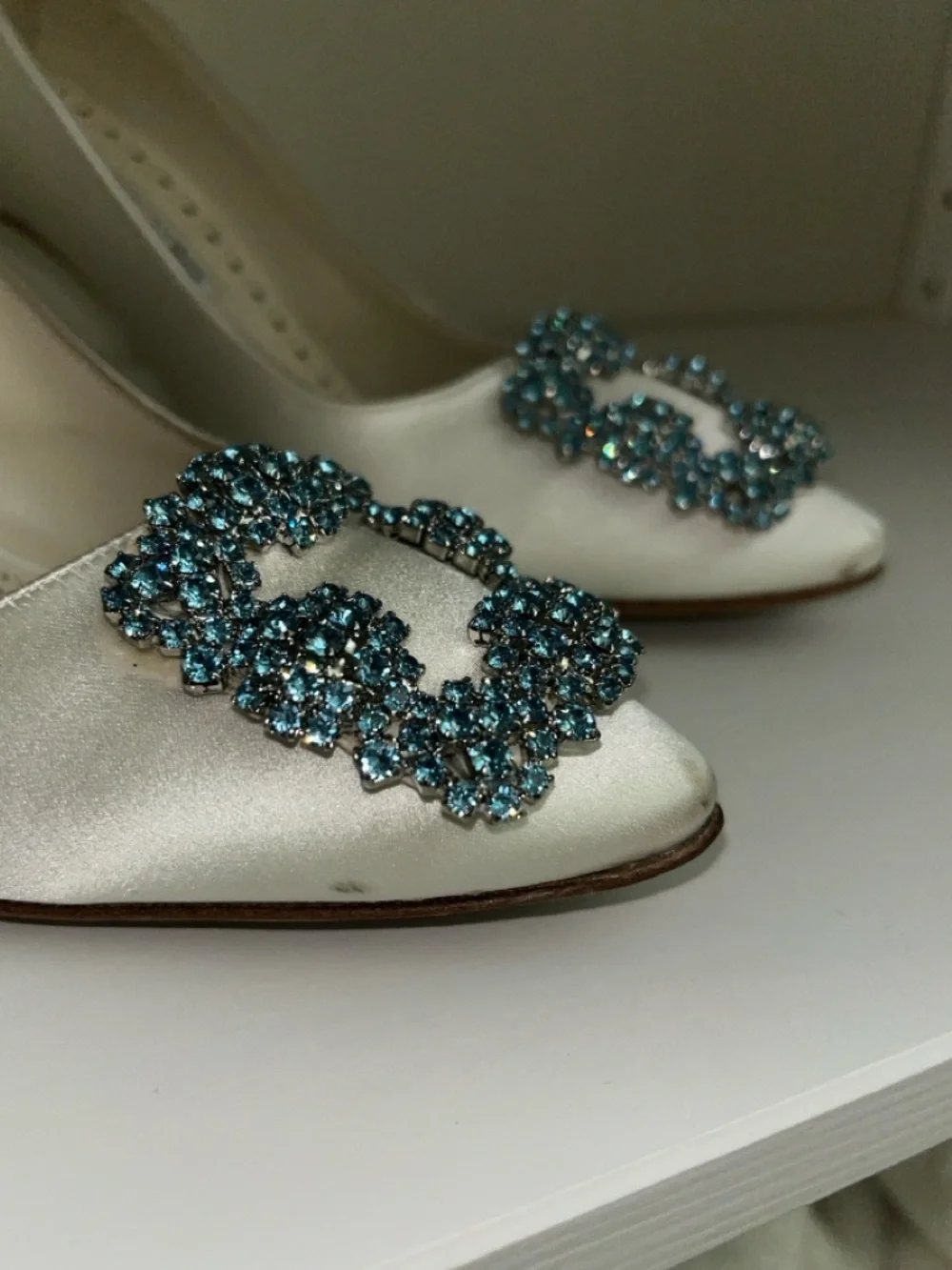 Manolo Blahnik Hangisi 90 Satin Pump with Blue Crystal Buckle 35.5 - Picture 3 of 15